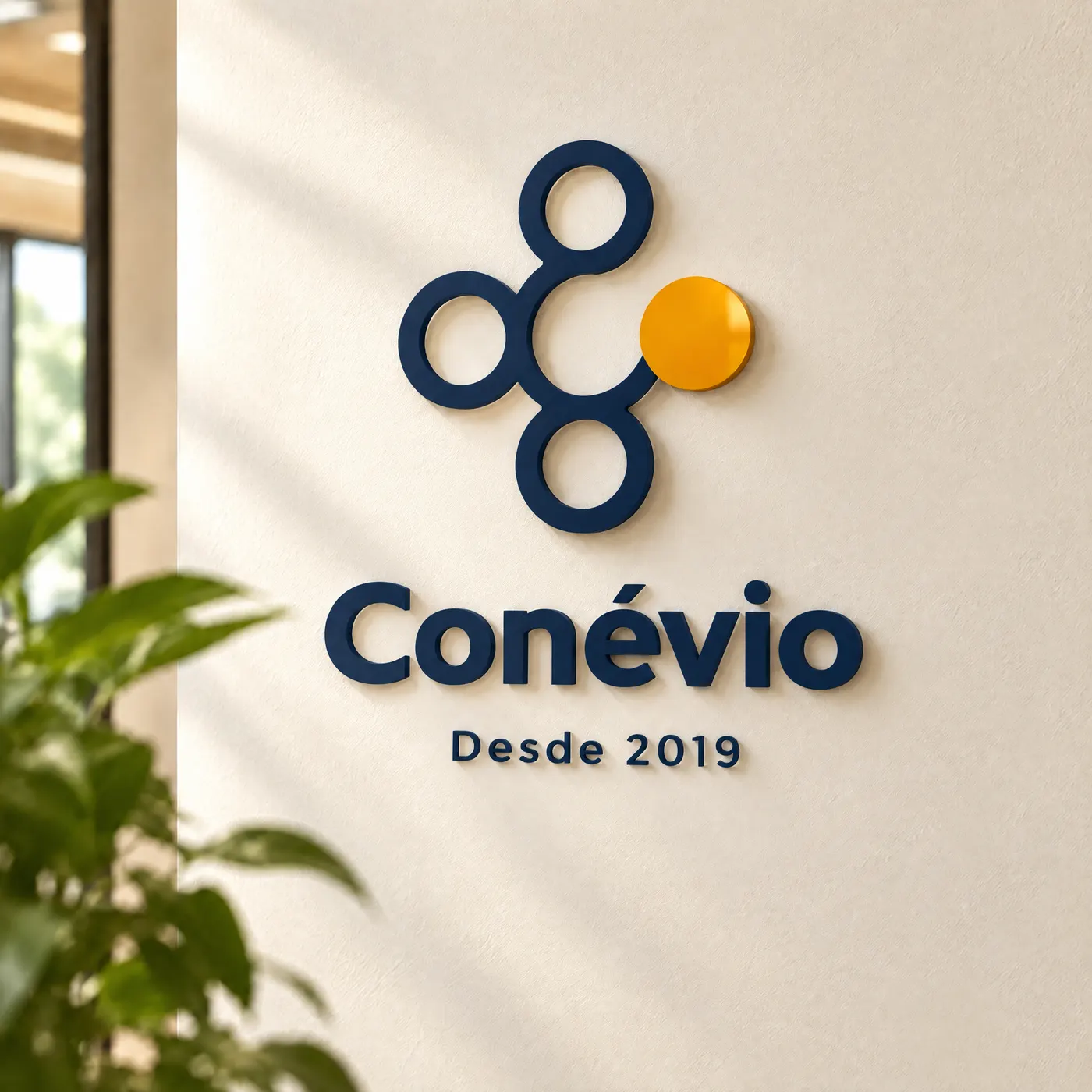 El logo de Conévio en una pared, con su nombre y la leyenda «Desde 2019».