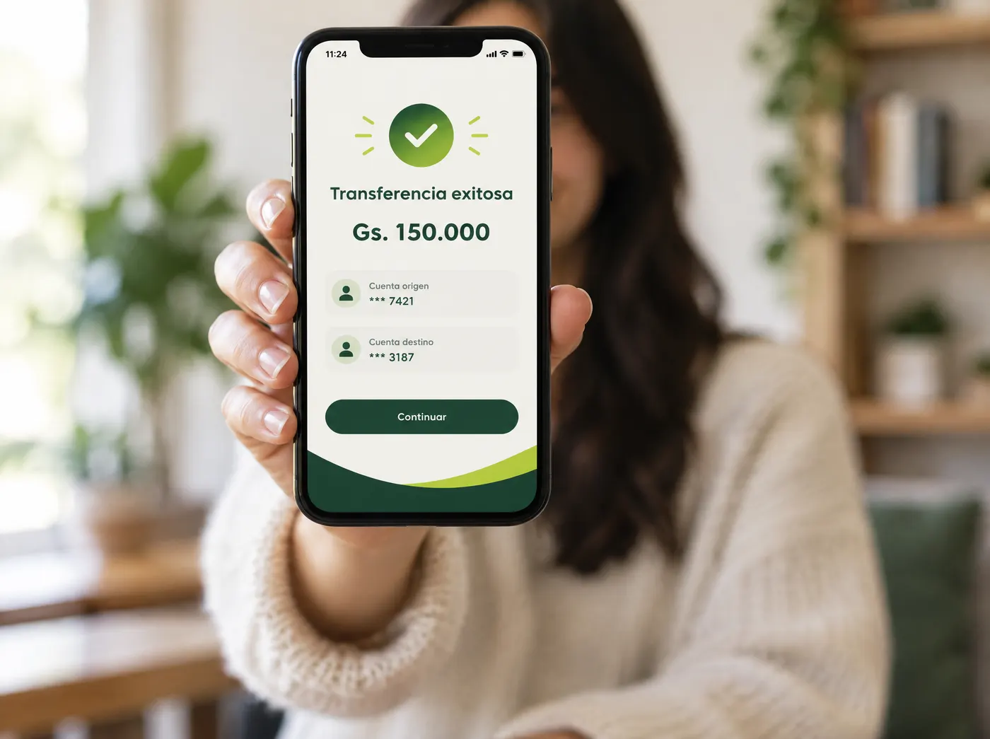 Una persona muestra en su celular una transferencia exitosa de Gs. 150.000.