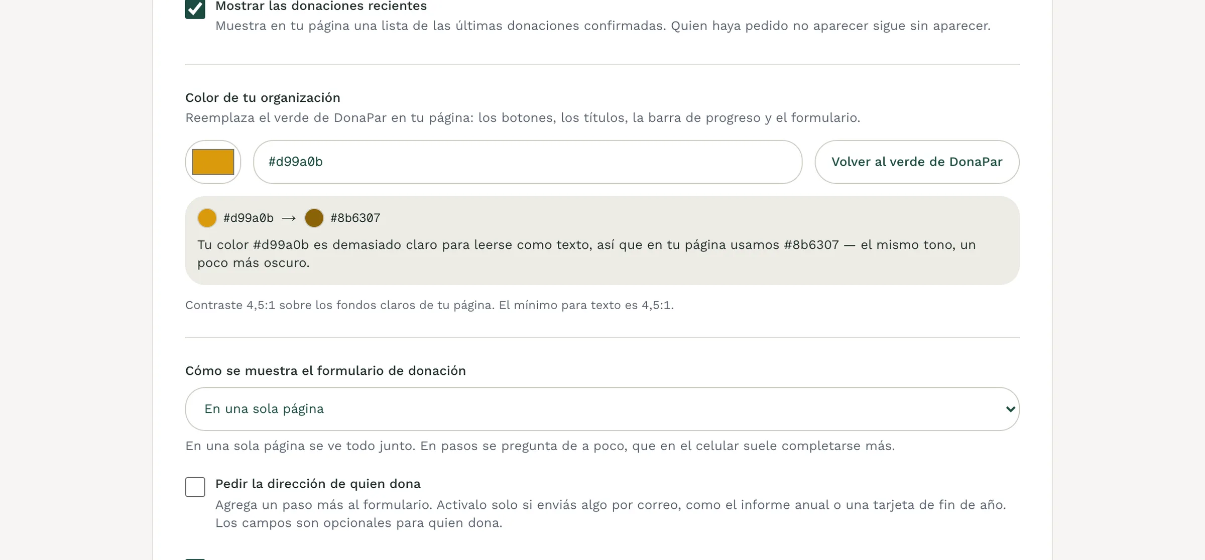 La configuración del color de la organización, con el ajuste automático para que el texto se lea bien.